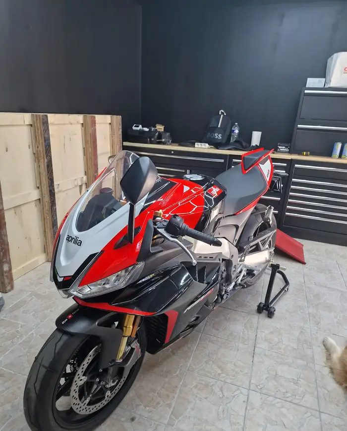 Sportive en préparation à l'atelier