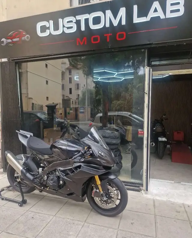 Sportive full carbon devant l'atelier